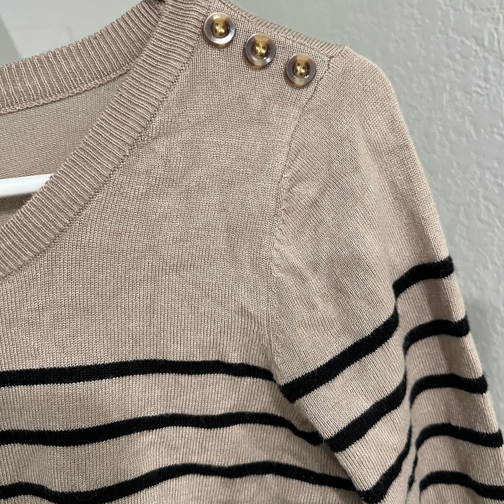 Adorable ruched sides maternity top. in perfect condition. Size s